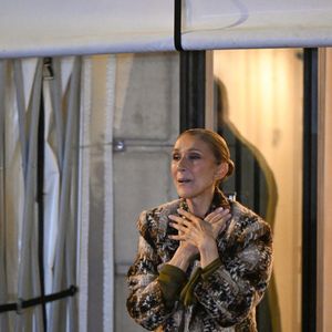 Céline Dion, de retour d'une séance intense de répétitions, prend le temps de saluer ses fans devant l'hôtel Royal Monceau à Paris le 9 septembre 2026 © Lionel Urman / Bestimage