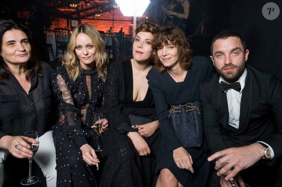 Guest, Vanessa Paradis, Alysson Paradis, Céline Sallette et Guillaume Gouix (montre Monblanc Heritage Spirit avec diamants) - People au dîner Kering pour "Women in Motion" lors du 69ème Festival International du Film de Cannes. Le 15 mai 2016
© Borde-Jacovides-Moreau / Bestimage