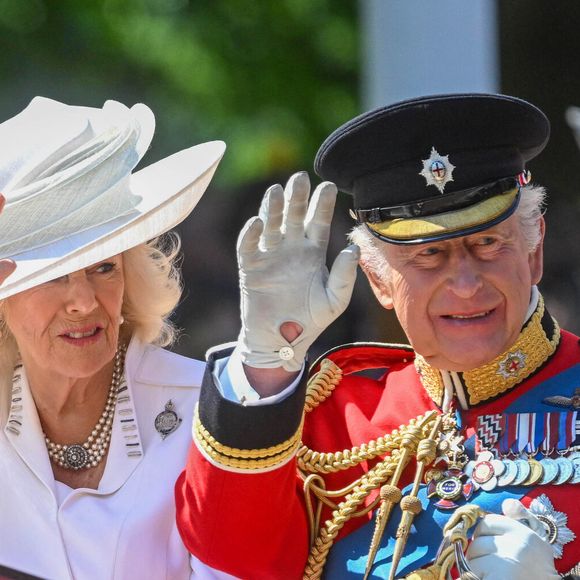 Pour rendre hommage aux victimes de cet accident, le roi Charles et le prince William ont décidé de porter des brassards noirs sur leurs uniformes militaires pour la procession. 

Le roi Charles III d'Angleterre et Camilla Parker Bowles, reine consort d'Angleterre - Les membres de la famille royale britannique arrivent à Buckingham Palace pour la cérémonie Trooping the Colour à Londres, le 14 juin 2025. Affecté par le crash du Boeing 787 Dreamliner à Ahmedabad du 12 juin, le souverain et les officiels porteront un brassard noir en hommage aux plus de 270 victimes. Bon nombre d'elles étaient des ressortissants britanniques.