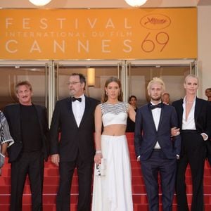 Il faudra trois acteurs (et pas des moindres) pour séparer Charlize Theron et Sean Penn lors de la montées des marches de "The last face" en 2016

L'acteur Zubin Cooper, le réalisateur Sean Penn, l'acteur Jean Reno, l'actrice Adele Exarchopoulos, l'acteur Hopper Penn, l'actrice Charlize Theron et l'acteur Javier Bardem assistant à la projection de The Last Face au Palais Des Festivals à Cannes, France, le 20 mai 2016, dans le cadre du 69e Festival de Cannes. Photo d'Aurore Marechal/ABACAPRESS.COM