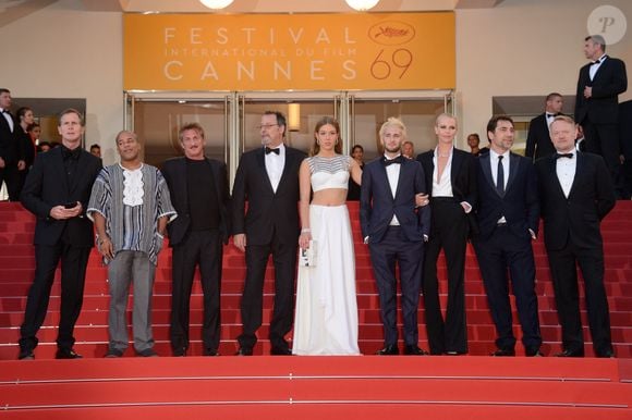 Il faudra trois acteurs (et pas des moindres) pour séparer Charlize Theron et Sean Penn lors de la montées des marches de "The last face" en 2016

L'acteur Zubin Cooper, le réalisateur Sean Penn, l'acteur Jean Reno, l'actrice Adele Exarchopoulos, l'acteur Hopper Penn, l'actrice Charlize Theron et l'acteur Javier Bardem assistant à la projection de The Last Face au Palais Des Festivals à Cannes, France, le 20 mai 2016, dans le cadre du 69e Festival de Cannes. Photo d'Aurore Marechal/ABACAPRESS.COM