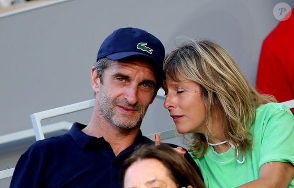 Karin Viard et son compagnon Manuel Herrero dans les tribunes des Internationaux de France de Roland Garros à Paris le 11 juin 2021. © Dominique Jacovides / Bestimage