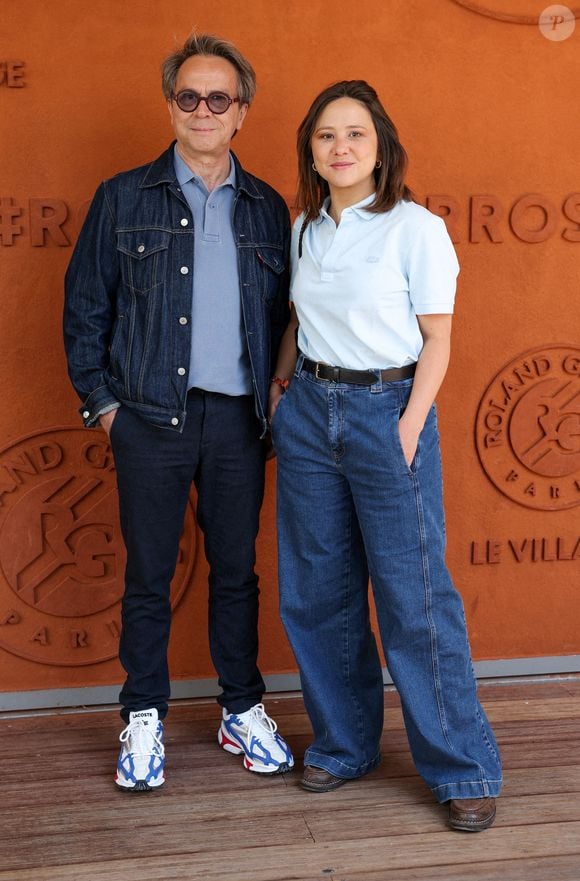Laura Felpin et son père au village lors des Internationaux de France de tennis de Roland Garros 2024, à Paris, France, le 7 juin 2024. © Jacovides-Moreau/Bestimage
