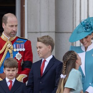 Le prince William, prince de Galles, Le prince Louis de Galles, Le prince George de Galles, Catherine (Kate) Middleton, princesse de Galles, La princesse Charlotte de Galles - Les membres de la famille royale britannique au balcon de Buckingham Palace lors de la cérémonie Trooping the Colour à Londres, le 14 juin 2025.
© Goff Inf / Bestimage