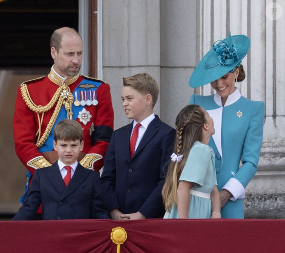 Le prince William, prince de Galles, Le prince Louis de Galles, Le prince George de Galles, Catherine (Kate) Middleton, princesse de Galles, La princesse Charlotte de Galles - Les membres de la famille royale britannique au balcon de Buckingham Palace lors de la cérémonie Trooping the Colour à Londres, le 14 juin 2025.
© Goff Inf / Bestimage