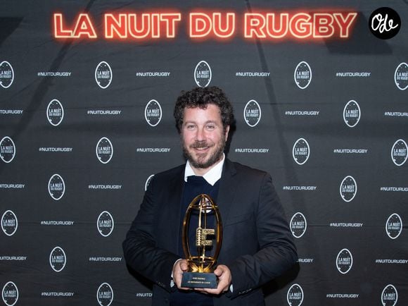 Romain Colucci, prix du "Vivre ensemble"  ( Les Restos du Coeur) lors de la 17ème Nuit du Rugby à l'Olympia à Paris le 27 septembre 2021.
© Pierre Perusseau / Bestimage