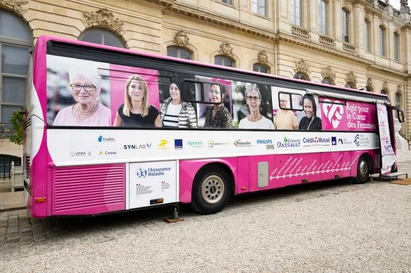 Exclusif - Le bus du coeur de l'association "Agir pour le coeur des femmes" fait une halte à l'Assemblée Nationale à Paris le 28 mai 2025
© Jack Tribeca / Bestimage