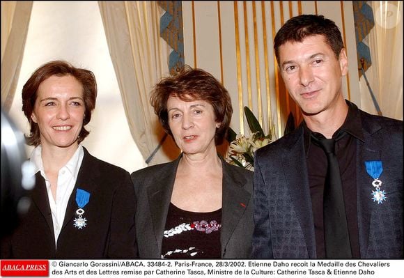 Etienne Daho reçoit la Medaille de Chevalier des Arts et des Lettres remise par Catherine Tasca, Ministre de la CultureLe 28 mars 2002. © Giancarlo Gorassini/ABACA