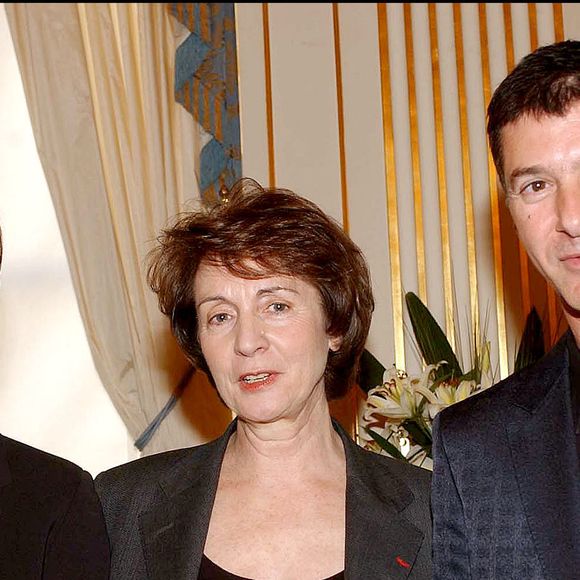 Etienne Daho reçoit la Medaille de Chevalier des Arts et des Lettres remise par Catherine Tasca, Ministre de la CultureLe 28 mars 2002. © Giancarlo Gorassini/ABACA