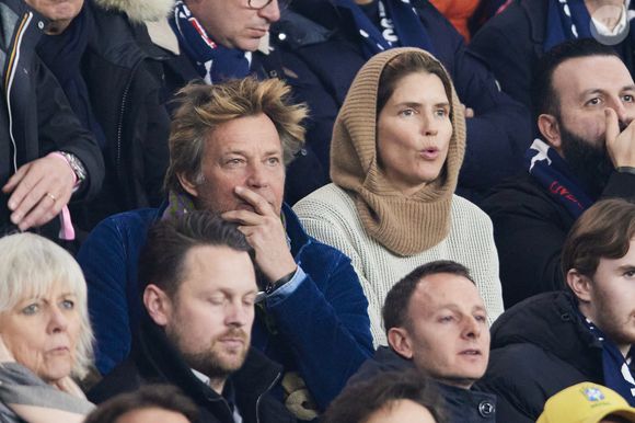 Laurent Delahousse et sa compagne Alice Taglioni - Célébrités assistent au 1/8e de finale aller de la Ligue des champions 2024-25 entre le PSG contre Liverpool (0-1) au Parc des Princes à Paris le 5 mars 2025. © Cyril Moreau/Bestimage