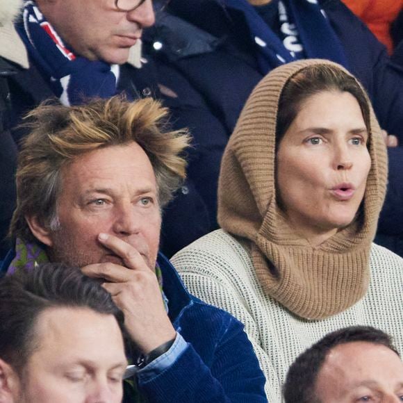 Laurent Delahousse et sa compagne Alice Taglioni - Célébrités assistent au 1/8e de finale aller de la Ligue des champions 2024-25 entre le PSG contre Liverpool (0-1) au Parc des Princes à Paris le 5 mars 2025. © Cyril Moreau/Bestimage