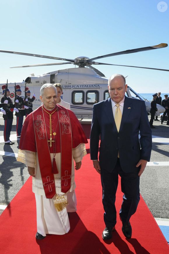 Le Prince Albert II de Monaco accueille le Pape Léon XIV sur le tarmac de l'héliport de Monaco à Monte Carlo, Monaco le 28 mars 2026, © Vatican Media/IPA via ZUMA Press / Bestimage)