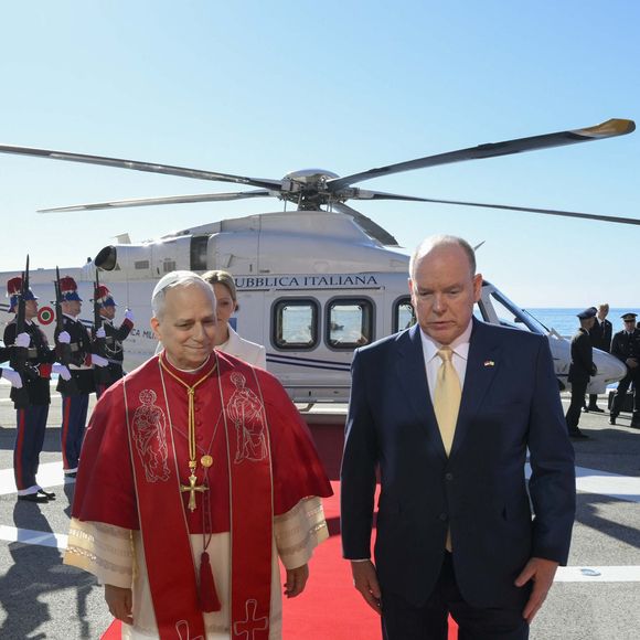 Le Prince Albert II de Monaco accueille le Pape Léon XIV sur le tarmac de l'héliport de Monaco à Monte Carlo, Monaco le 28 mars 2026, © Vatican Media/IPA via ZUMA Press / Bestimage)