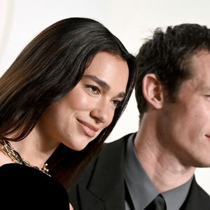 ainsi qu’une baignoire en marbre orangé dont Dua Lipa a largement profité après ses journées de farniente.
Los Angeles, Dua Lipa et Callum Turner assistent à la 31ème soirée annuelle des Oscars de Vanity Fair organisée par Mark Guiducci au Los Angeles County Museum of Art (LACMA) à Los Angeles le 15 mars 2026.
Crédit : AGENCE / BESTIMAGE