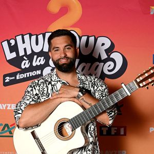 Kendji Girac au photocall lors de l'enregistrement de l'émission "L'humour à la plage" pour la 2eme édition du festival de Juan les Pins à la pinède Gould le 27 juin 2025. © Bruno Bebert / Bestimage