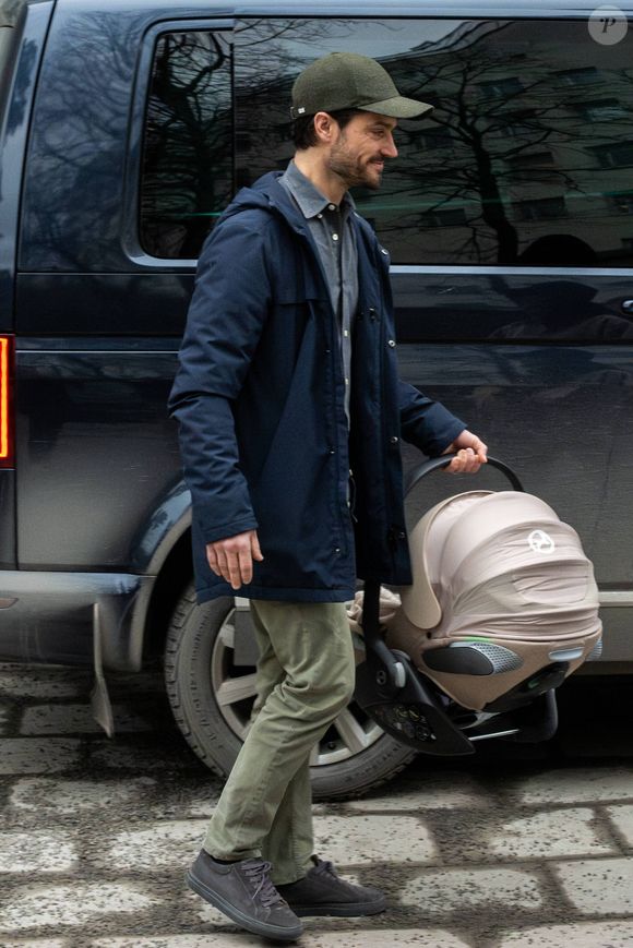 La princesse Sofia, le prince Carl Philip et leur fille quittent l'hôpital Danderyds près de Stockholm, en Suède le 8 février 2025. Photo par Dana Press / Bestimage