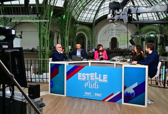 Si Daniel Riolo a quitté la maison familiale à 27 ans, son fils vient de le faire cet été à seulement 18 ans, suivant les pas de sa grande sœur.

Estelle Denis présente son émission "Estelle Midi" (RMC) depuis le sommet pour l'action sur l'IA au Grand Palais à Paris le 10 février 2025.

© Christian Liewig / Bestimage