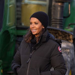 Karine Le Marchand soutient les agriculteurs sur le barrage de l'Autoroute A4 à hauteur de Jossigny en Seine et Marne le 29 Janvier 2024. Comme elle l'avait annoncé la semaine dernière, l'animatrice de l'émission "L'amour est dans le pré", Karine Le Marchand, a amené près de 200 croissants aux agriculteurs sur un barrage sur l'autoroute A4.
© Jeremy Melloul - Pierre Perusseau / Bestimage