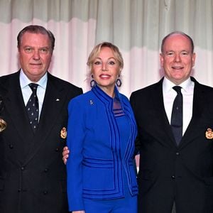 Le prince Charles de Bourbon des Deux Siciles, sa femme la princesse Camilla, leurs filles les princesses Maria Carolina et Maria Chiara et le prince Albert II de Monaco durant la cérémonie d'intronisation des nouveaux membres du Yacht Club de Monaco. 

© Bruno Bebert / Bestimage
