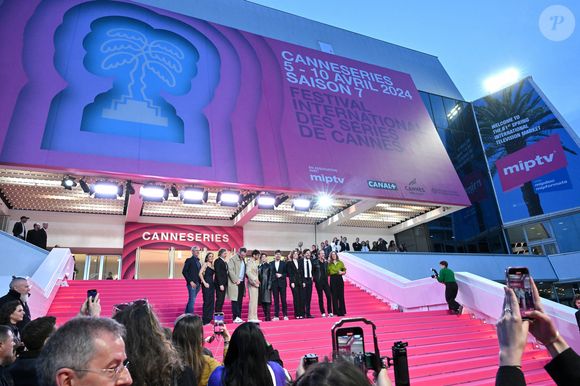 Pascal Demolon, Igor Gotesman, Pierre Niney, Leslie Medina, François Civil et Louise Coldefy pour la série hors compétition "Fiasco" durant le Canneseries saison 7 durant le MIPTV 2024 à Cannes, le 8 avril 2024. © Bruno Bebert/Bestimage