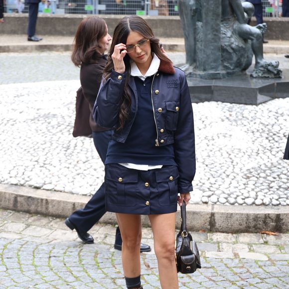Nina Dobrev aux arrivées du défilé Miu Miu Collection Femme Prêt-à-Porter Printemps/Eté 2026 lors de la Fashion Week de Paris (PFW), au Conseil Économique, social et environnemental, Palais d'lena, à Paris, France, le 6 octobre 2025. © Denis Guignebourg / Bestimage