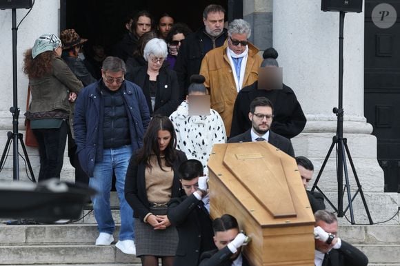 Iris et Maya, les filles de la défunte, Choukri Gabteni - Sorties des obsèques d’Isabelle Mergault à la Coupole du Père-Lachaise à Paris le 30 mars 2026. © Cyril Moreau - Dominique Jacovides / Bestimage