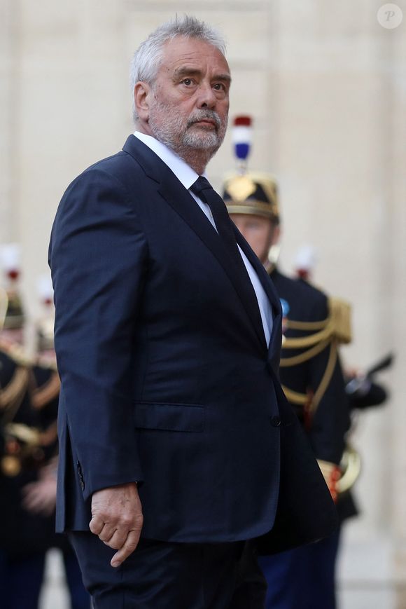 Le cinéaste français Luc Besson - Arrivée des invités au dîner d'Etat en l'honneur du président chinois Xi Jinping et de sa femme la Première Dame Peng Liyuan au palais présidentiel de l'Elysée à Paris, France, le 6 mai 2024. @Stephane Lemouton / Bestimage