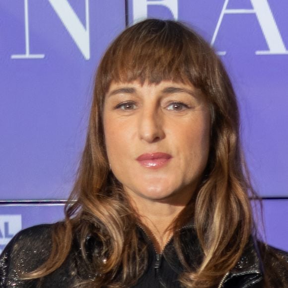 Devenir mère à nouveau a ravivé chez elle une réflexion sur la responsabilité "immense" d’élever un enfant dans le monde actuel et qui plus est un garçon. 

Juliette Armanet (enceinte) - Avant-première du film "Les enfants vont bien" à l'UGC Ciné Cité Les Halles à Paris le 18 novembre 2025. © Julien Sarkissian/Bestimage