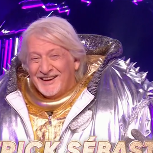 Le Rhinocéros a été éliminé de "Mask Singer 2025" lors du lancement de la septième saison. Patrick Sébastien se cachait sous le costume et aucun enquêteur ne l'avait trouvé. TF1, le 2 mai 2025.