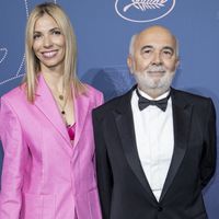Gérard Jugnot évoque ses 30 ans de différence avec sa femme Patricia : "Elle n’a pas quinze ans non plus"