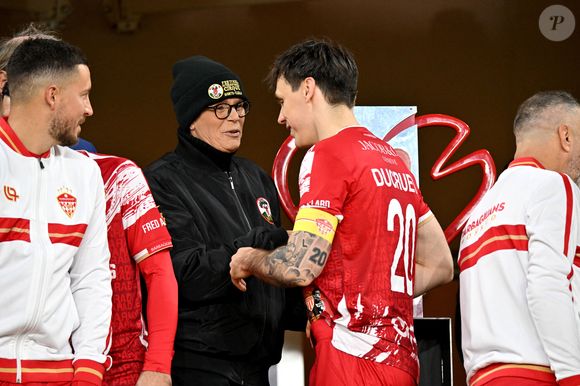 Cette rencontre opposait le Cirque FC de la princesse Stéphanie aux Barbagiuans du prince Albert, dans un esprit de solidarité et de convivialité.

La princesse Stéphanie de Monaco et son fils Louis Ducruet durant la sixième édition de la Fight Aids Cup, un match de football caritatif au stade Louis II à Monaco, le 25 janvier 2026.© Bruno Bebert / Bestimage