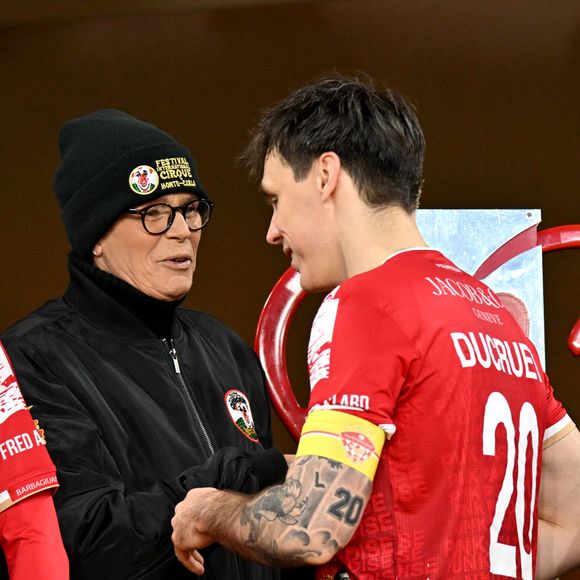 Cette rencontre opposait le Cirque FC de la princesse Stéphanie aux Barbagiuans du prince Albert, dans un esprit de solidarité et de convivialité.

La princesse Stéphanie de Monaco et son fils Louis Ducruet durant la sixième édition de la Fight Aids Cup, un match de football caritatif au stade Louis II à Monaco, le 25 janvier 2026.© Bruno Bebert / Bestimage