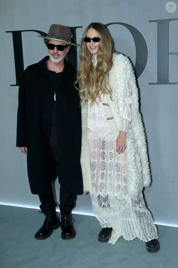 Doyle Bramhall II et Elle Macpherson - Célébrités au Défilé de Mode Dior, Prêt-à-porter Automne / Hiver 2025-2026 dans le cadre de la Fashion Week de Paris, France, le 04 Mars 2025. 

© Bertrand Rindoff / Bestimage