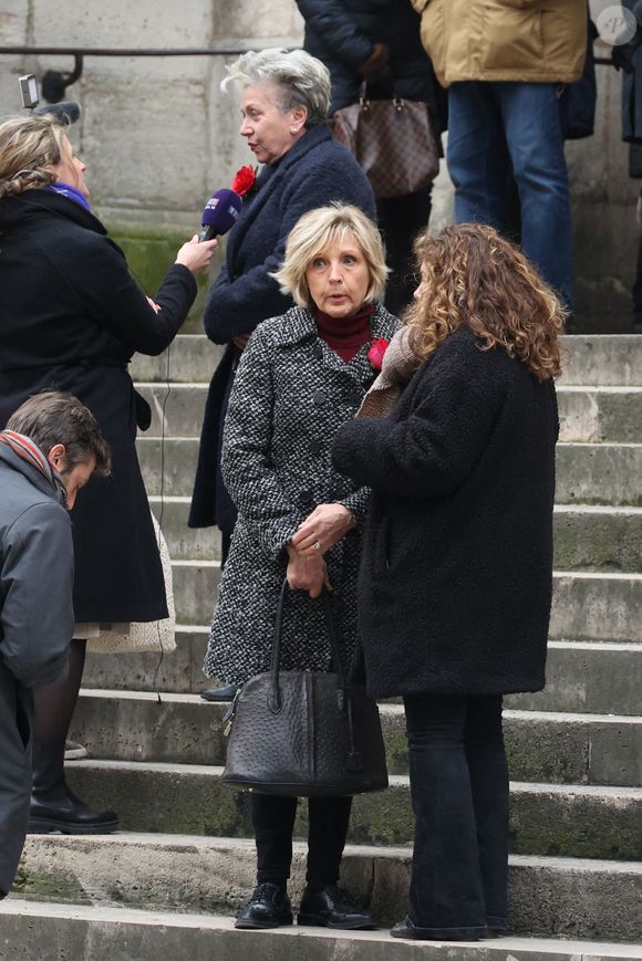 Evelyne Dheliat arrive à la cérémonie d'enterrement de Catherine Laborde à l'église Saint-Roch à Paris, France, le 6 février 2025. L'emblématique présentatrice météo de TF1 est décédée le 28 janvier 2025 à l'âge de 73 ans, des suites d'une démence à corps de Lewy, une maladie neurodégénérative dont Catherine Laborde souffrait depuis 2014. Photo par Jerome Domine/ABACAPRESS.COM