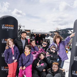Pour essayer de faire front, Stéphanie Fugain crée une association pour lutter contre la maladie, en hommage à Laurette.

Willy Rovelli et Stéphanie Fugain et les enfants de l'association 'Laurette Fugain' lors de la 16 éme édition de 'Glisse en coeur' au Grand Bornand le 23 Mars 2025.

© Denis Guignebourg / Bestimage