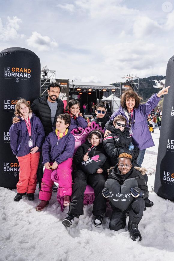 Pour essayer de faire front, Stéphanie Fugain crée une association pour lutter contre la maladie, en hommage à Laurette.

Willy Rovelli et Stéphanie Fugain et les enfants de l'association 'Laurette Fugain' lors de la 16 éme édition de 'Glisse en coeur' au Grand Bornand le 23 Mars 2025.

© Denis Guignebourg / Bestimage