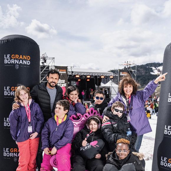 Pour essayer de faire front, Stéphanie Fugain crée une association pour lutter contre la maladie, en hommage à Laurette.

Willy Rovelli et Stéphanie Fugain et les enfants de l'association 'Laurette Fugain' lors de la 16 éme édition de 'Glisse en coeur' au Grand Bornand le 23 Mars 2025.

© Denis Guignebourg / Bestimage