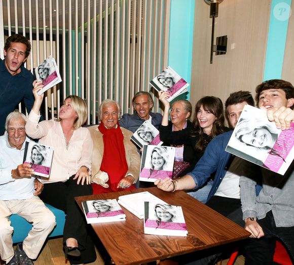 Victor Belmondo, Charles Gérard, Luana Belmondo, Jean-Paul Belmondo, Paul Belmondo, Florence Belmondo, Annabelle Belmondo, Alessandro et Giacomo Belmondo - A l'occasion du lancement de son nouveau livre "Mes recettes bonne humeur" (Editions du Cherche Midi), Luana Belmondo a réuni ses proches et amis épicuriens autour d'un Aperitivo concocté par le Chef Denny Imbroisi (Restaurant IDA) à Paris, le 13 Octobre 2016. © Dominique Jacovides/Bestimage