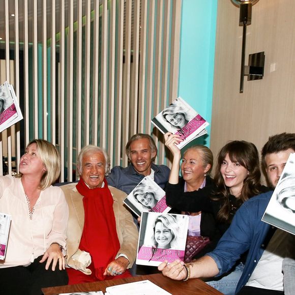 Victor Belmondo, Charles Gérard, Luana Belmondo, Jean-Paul Belmondo, Paul Belmondo, Florence Belmondo, Annabelle Belmondo, Alessandro et Giacomo Belmondo - A l'occasion du lancement de son nouveau livre "Mes recettes bonne humeur" (Editions du Cherche Midi), Luana Belmondo a réuni ses proches et amis épicuriens autour d'un Aperitivo concocté par le Chef Denny Imbroisi (Restaurant IDA) à Paris, le 13 Octobre 2016. © Dominique Jacovides/Bestimage