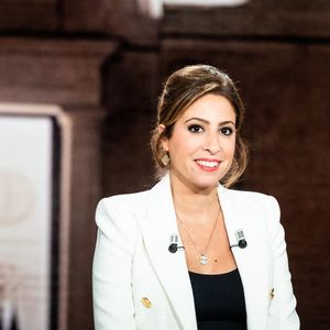 Elle a promis à ses patrons de donner sa réponse en "début de semaine prochaine".

La journaliste française Léa Salamé est assise sur scène lors de la dernière émission de télévision Elysee 2022, produite dans le studio de France Télévision, à La Plaine Saint Denis, en banlieue de Paris, France, le 5 avril 2022. Photo by Daniel Derajinski/ABACAPRESS.COM