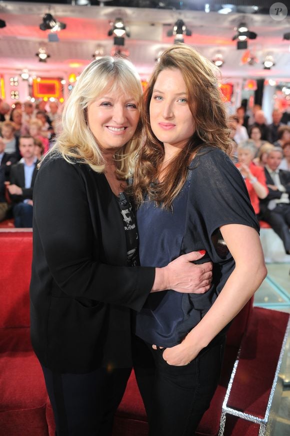 Charlotte de Turckheim et sa fille Julia Piaton lors de l'enregistrement de l'émission "Vivement dimanche". © Guillaume Gaffiot /Bestimage