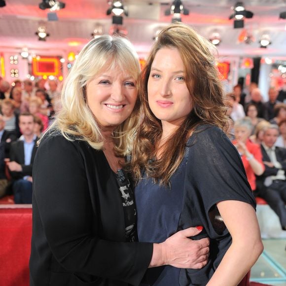 Charlotte de Turckheim et sa fille Julia Piaton lors de l'enregistrement de l'émission "Vivement dimanche". © Guillaume Gaffiot /Bestimage