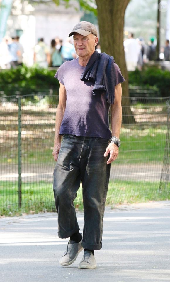 EXCLUSIF New York City, NY La légende du rock Sting, leader du groupe de rock emblématique "The Police", est photographiée lors d'une promenade dans Central Park à Manhattan.



Sur la photo : Sting