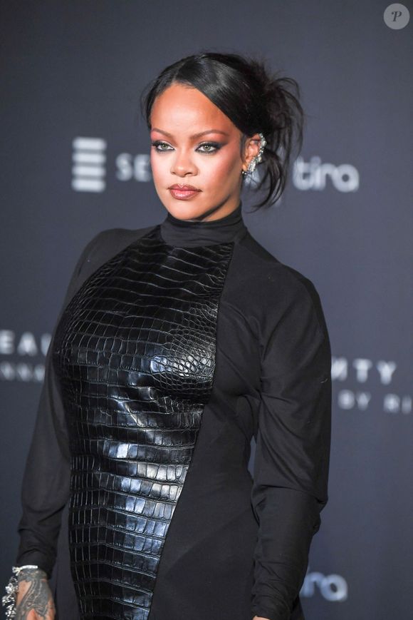 La superstar mondiale Rihanna est éblouissante dans une robe Alaïa moulante lors de la soirée organisée pour le lancement de Fenty Beauty à Mumbai, en Inde. Photo par Backgrid USA / Bestimage