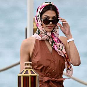 il y a de quoi relancer les rumeurs de couple qui circulent depuis des mois.

Exclusif - Miss Univers 2016 Iris Mittenaere lors d'une séance photo sur la plage de Cannes, France, le 16 mai 2025. Photo by Florian Poitout/ABACAPRESS.COM