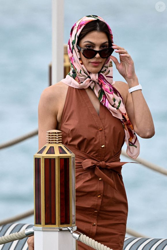 il y a de quoi relancer les rumeurs de couple qui circulent depuis des mois.

Exclusif - Miss Univers 2016 Iris Mittenaere lors d'une séance photo sur la plage de Cannes, France, le 16 mai 2025. Photo by Florian Poitout/ABACAPRESS.COM