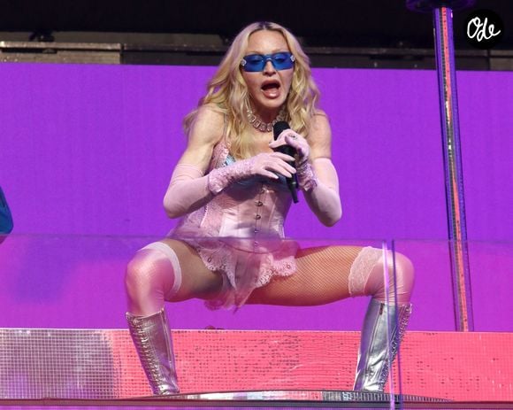 New York, NY : Madonna a donné un concert gratuit à Times Square pour célébrer la sortie de « Confessions II », son 15ᵉ album studio, prévu pour le 3 juillet. Cette prestation marquait également la sortie prochaine de son documentaire, dont la première devait avoir lieu le lendemain au Festival du film de Tribeca.