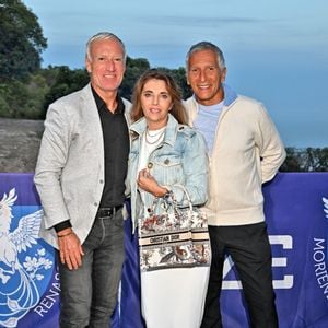 Didier Deschamps, sa femme, Claude et Nagui durant la soirée de clôture de la 1ere édition du festival Les Théâtrales d’Eze en plein air à l'oppidum du Col d'Eze avec la pièce "Brexit sentimental", le 8 août 2023. 
© Bruno Bebert / Bestimage