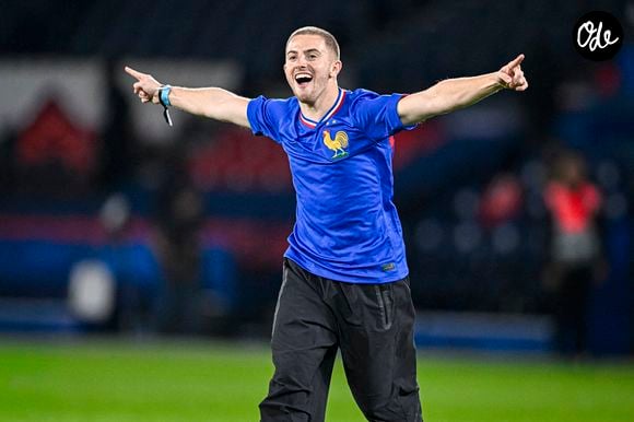 Michou, alias Miguel Mattioli, lors du match de qualification pour la Coupe du monde de la FIFA 2026 opposant la France à l'Azerbaïdjan au Parc des Princes, le 10 octobre 2025, à Paris, en France. Photo de Victor Joly/ABACAPRESS.COM