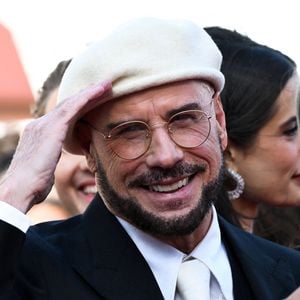 Venu célébrer sa carrière légendaire et présenter son tout premier film en tant que réalisateur au Festival de Cannes, John Travolta a électrisé les photographes avec un accessoire inattendu 

John Travolta - Montée des marches du film " Karma " lors du 79ème Festival International du Film de Cannes, France. © Simone Comi/IPA via ZUMA Press/Bestimage